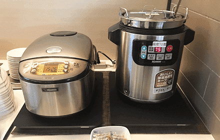 白米の入った炊飯器やカレー鍋の下に設置されたスマートマット 