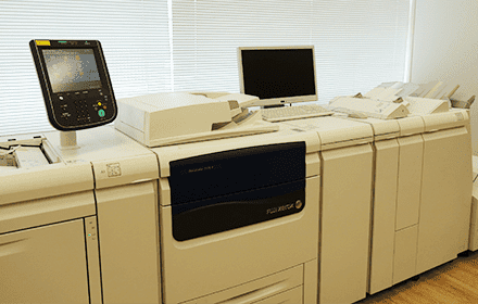 用紙を大量に使うショールームに置かれた複合機