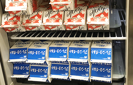 カフェバーの冷蔵庫内でジュースやヨーグルトをすマットマットで管理