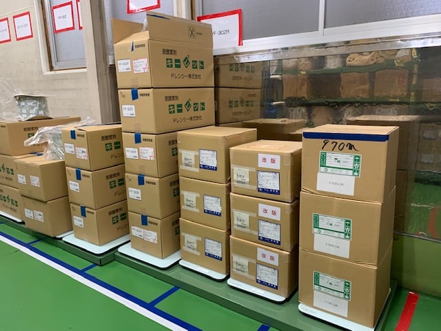 床に置かれた大型マットと資材