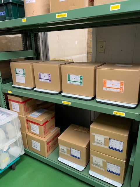棚の上で消耗品の計測を行うマット